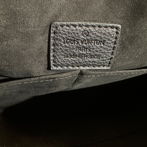 Louis Vuitton - Picture 9 of 15